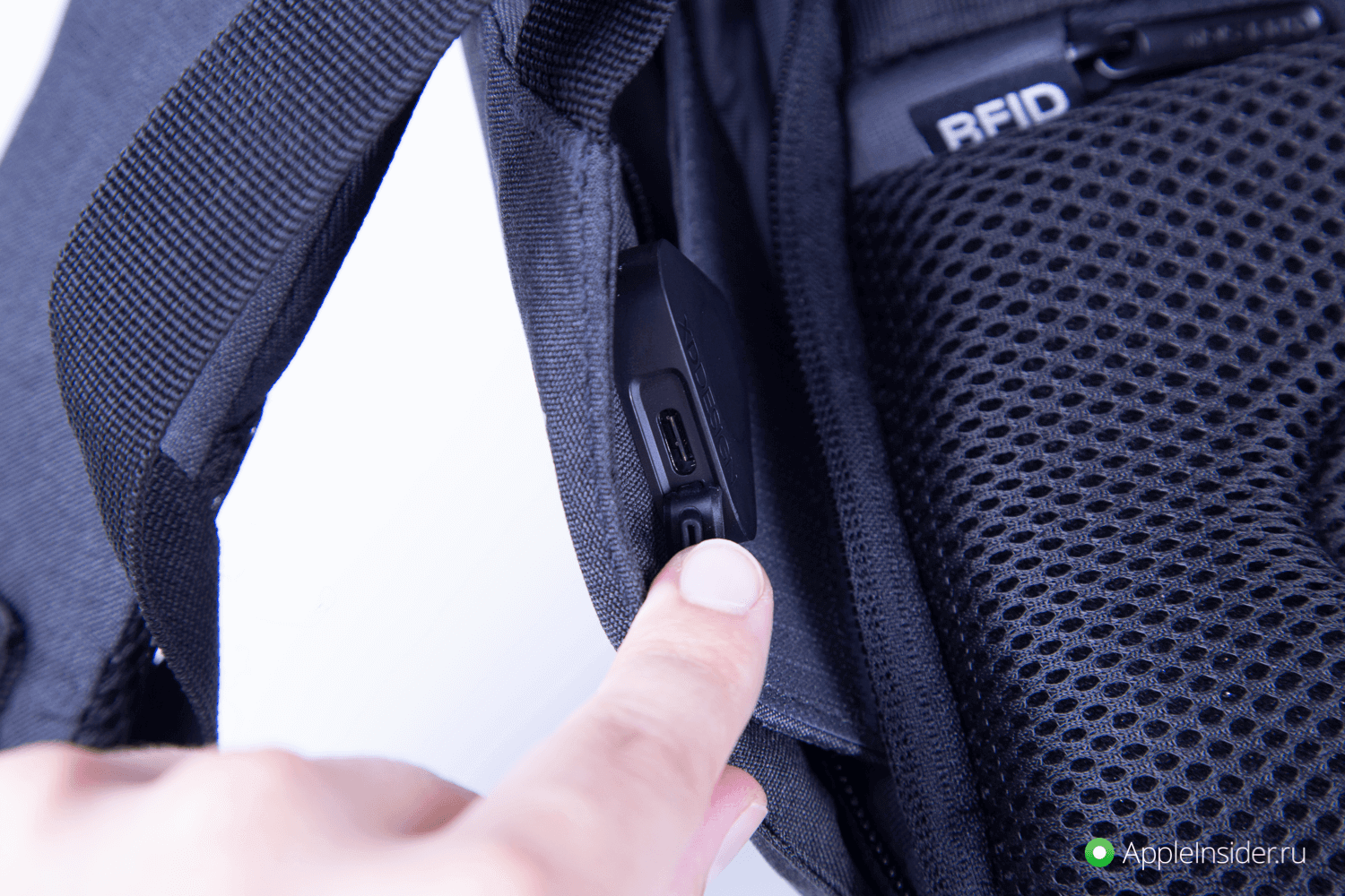 XD Design Bobby Pro — защищенный рюкзак для MacBook и не только. Чтобы получить доступ к порту, достаточно отодвинуть заглушку. XD Design Bobby Pro — защищенный рюкзак для MacBook и не только. Чтобы получить доступ к порту, достаточно отодвинуть заглушку. Фото.