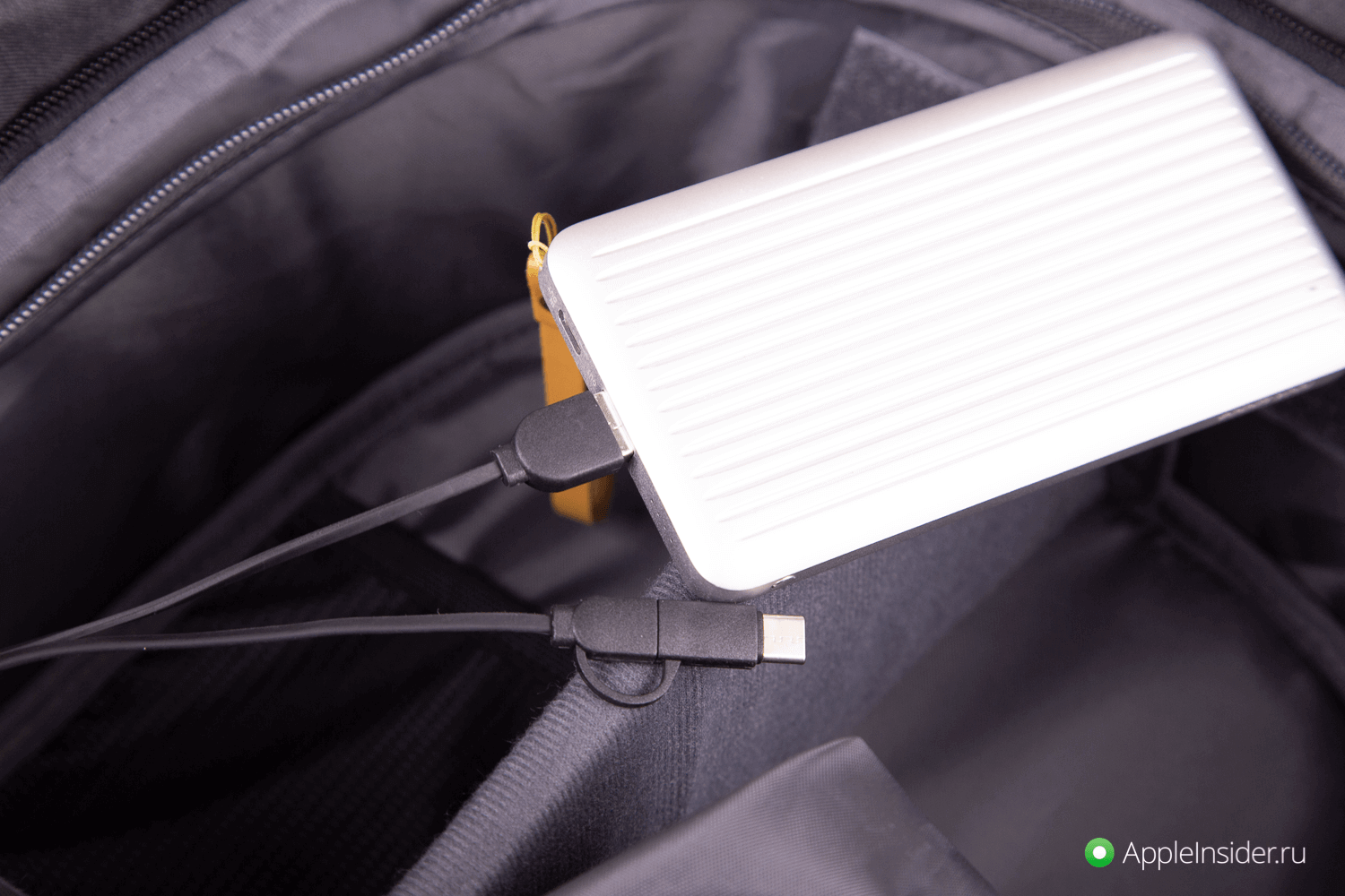 XD Design Bobby Pro — защищенный рюкзак для MacBook и не только. Внутри рюкзака есть провод, к которому можно подключить аккумулятор. XD Design Bobby Pro — защищенный рюкзак для MacBook и не только. Внутри рюкзака есть провод, к которому можно подключить аккумулятор. Фото.