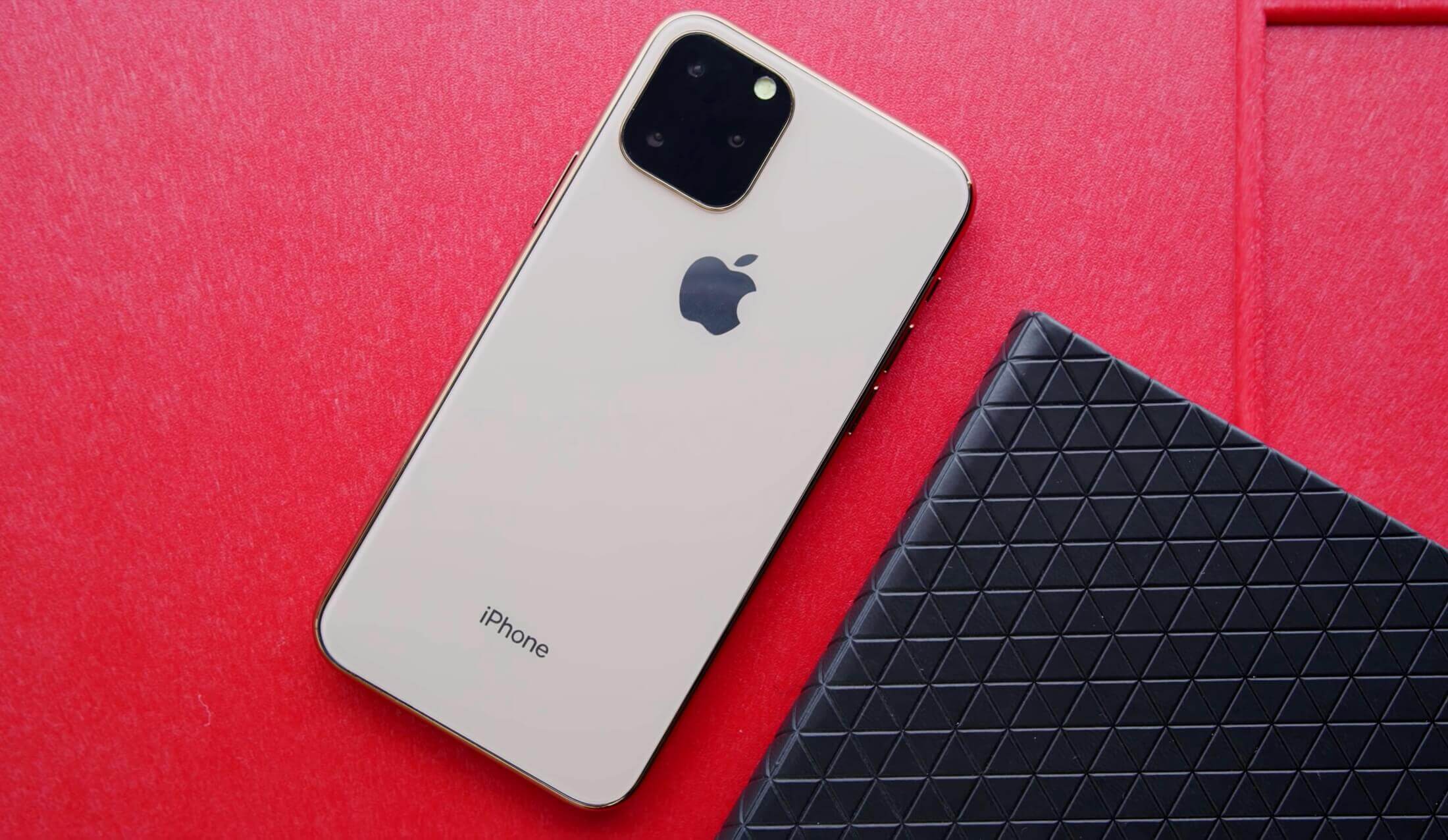 Специалисты DisplayMate оценили дисплей iPhone 11 Pro. Смартфон из новой линейки Apple На красном фоне. Специалисты DisplayMate оценили дисплей iPhone 11 Pro. Смартфон из новой линейки Apple На красном фоне. Фото.