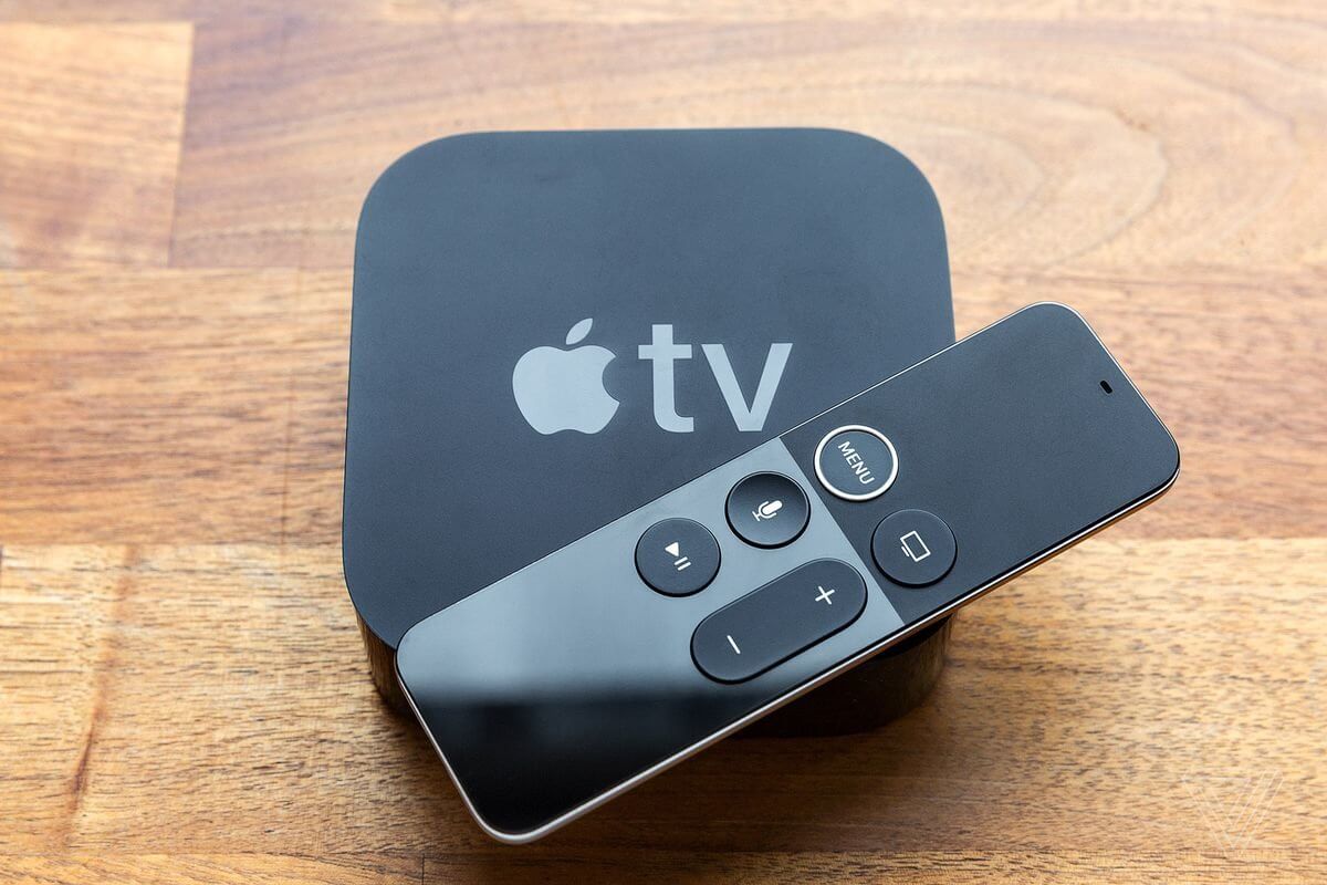 Apple TV 4K и её минималистичный пульт. Фото.