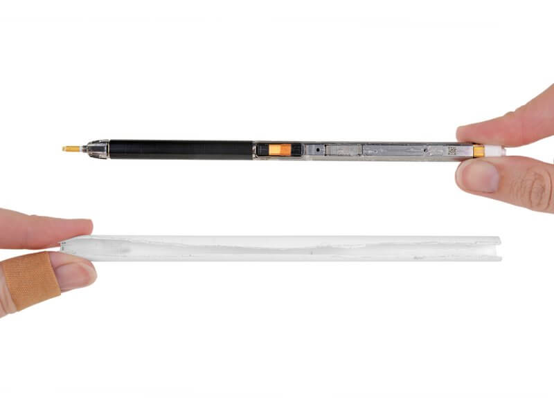 Вскрытие Apple Pencil II. Карандаш освобожден от корпуса. Вскрытие Apple Pencil II. Карандаш освобожден от корпуса. Фото.