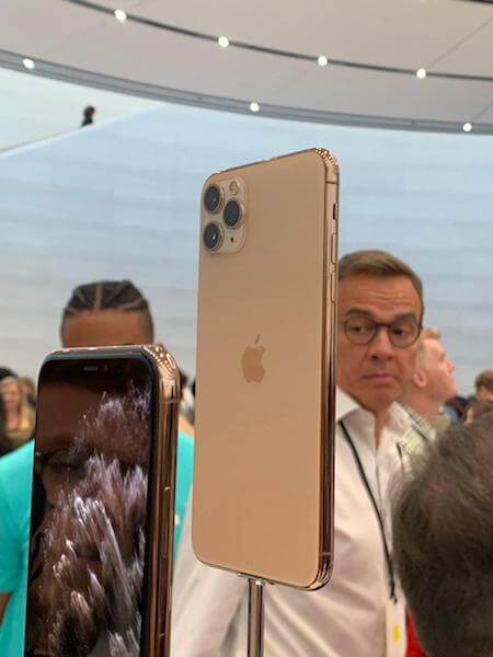 Технические надписи. Без технических надписей iPhone стал выглядеть лучше. Согласитесь? Технические надписи. Без технических надписей iPhone стал выглядеть лучше. Согласитесь? Фото.