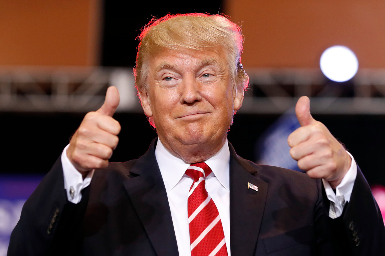 Дональд Трамп пошёл на небывалые уступки для Apple. Дональд Трамп — новый благодетель Apple. Дональд Трамп пошёл на небывалые уступки для Apple. Дональд Трамп — новый благодетель Apple. Фото.