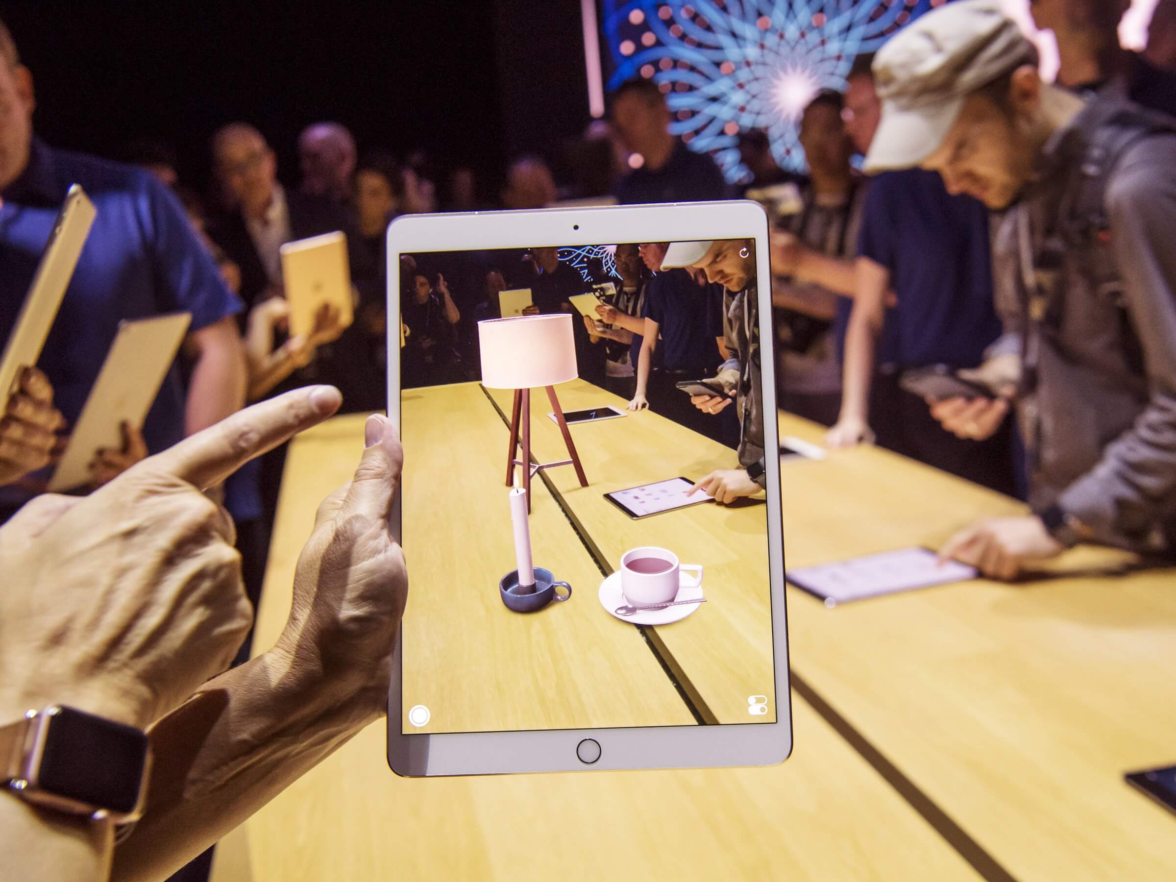 Решения конфиденциального совещания. Демонстрация ARKit на WWDC. Решения конфиденциального совещания. Демонстрация ARKit на WWDC. Фото.