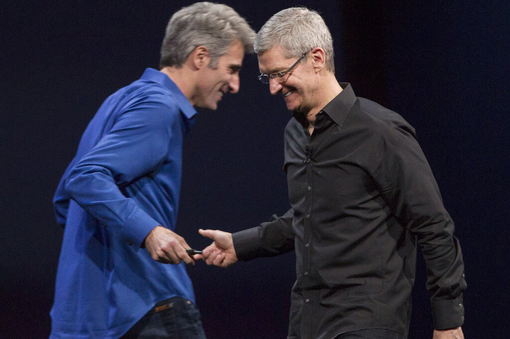 А если бы Apple возглавил Крейг Федериги? Тим Кук передает брозды правления Крейгу Федериги (на самом деле нет). А если бы Apple возглавил Крейг Федериги? Тим Кук передает брозды правления Крейгу Федериги (на самом деле нет). Фото.