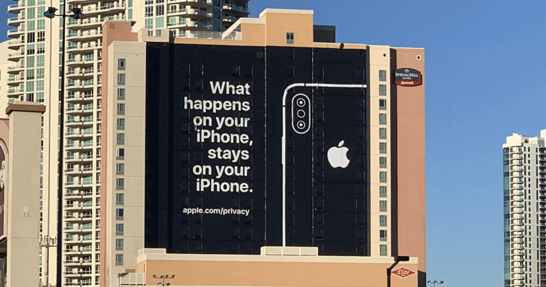 Безопасность iOS 13. Такой баннер Apple установила на CES 2019 в Лас-Вегасе. Безопасность iOS 13. Такой баннер Apple установила на CES 2019 в Лас-Вегасе. Фото.