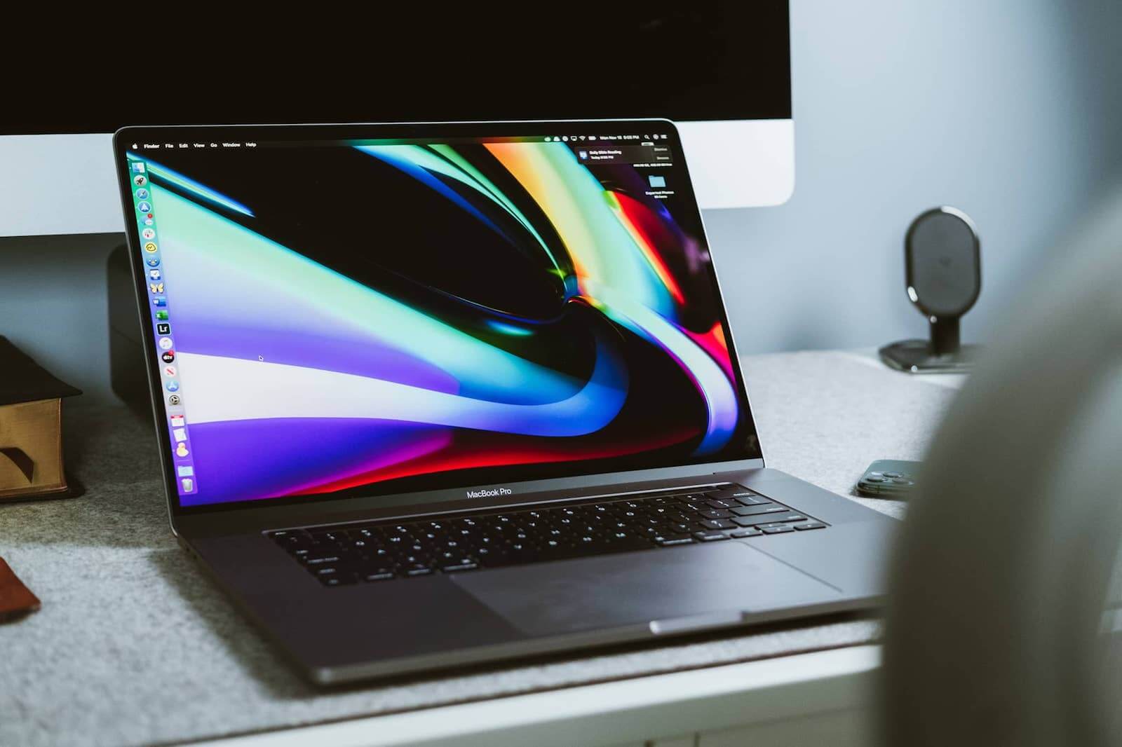 Почему щёлкают динамики MacBook Pro 16″. Как исправить