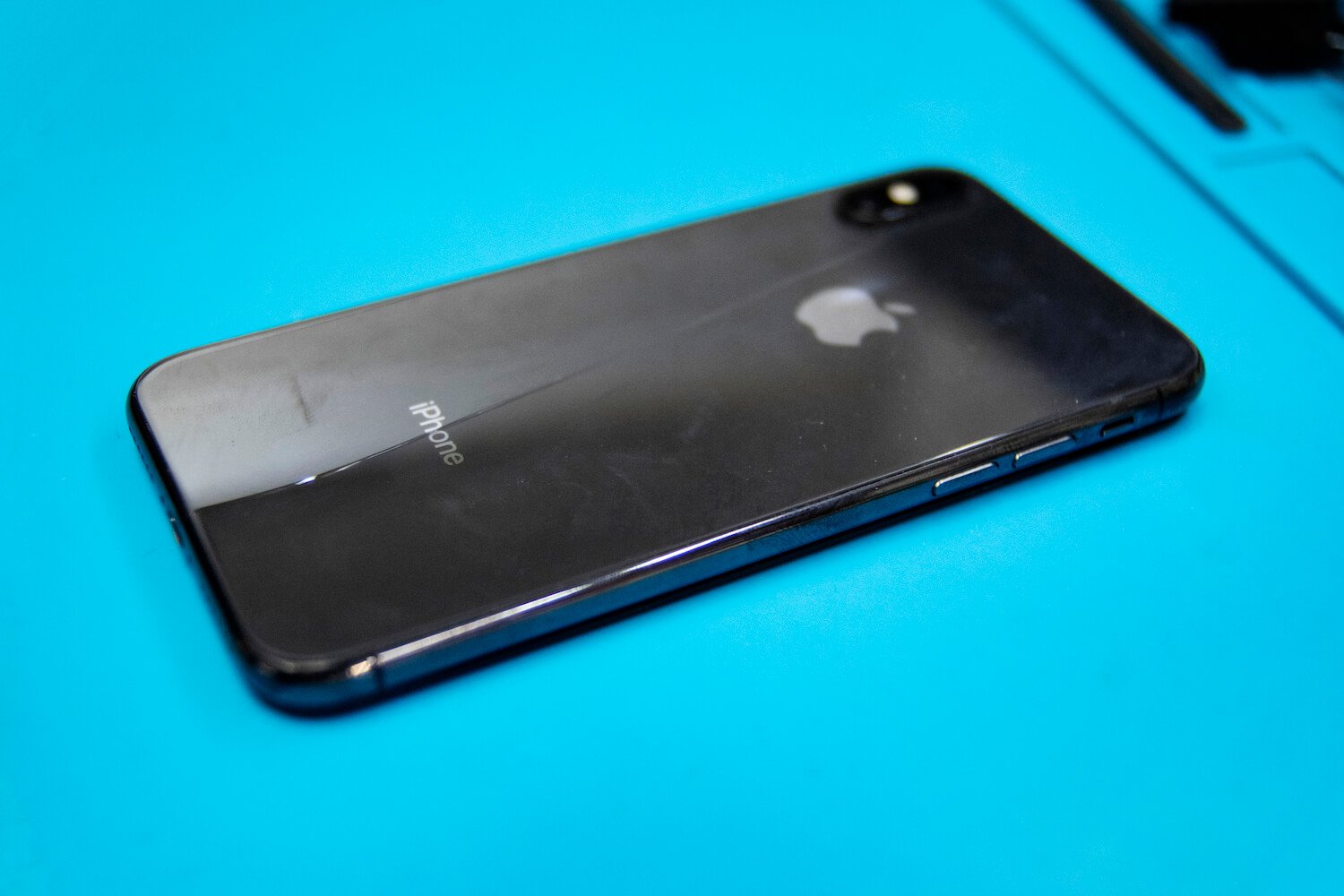 Почему не работает Apple Pay на iPhone. При падении повредилось заднее стекло айфона. Фото.