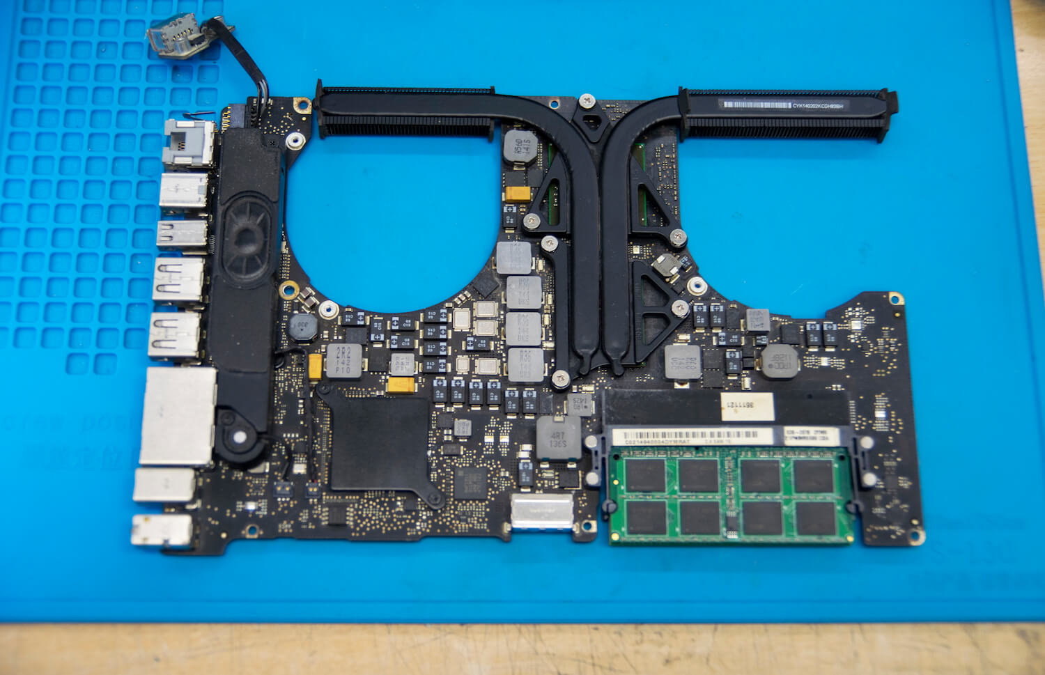 Замена видеокарты (видеочипа) на MacBook Pro. Инженер везде меняет термопасту и выполняет чистку компонентов. Замена видеокарты (видеочипа) на MacBook Pro. Инженер везде меняет термопасту и выполняет чистку компонентов. Фото.
