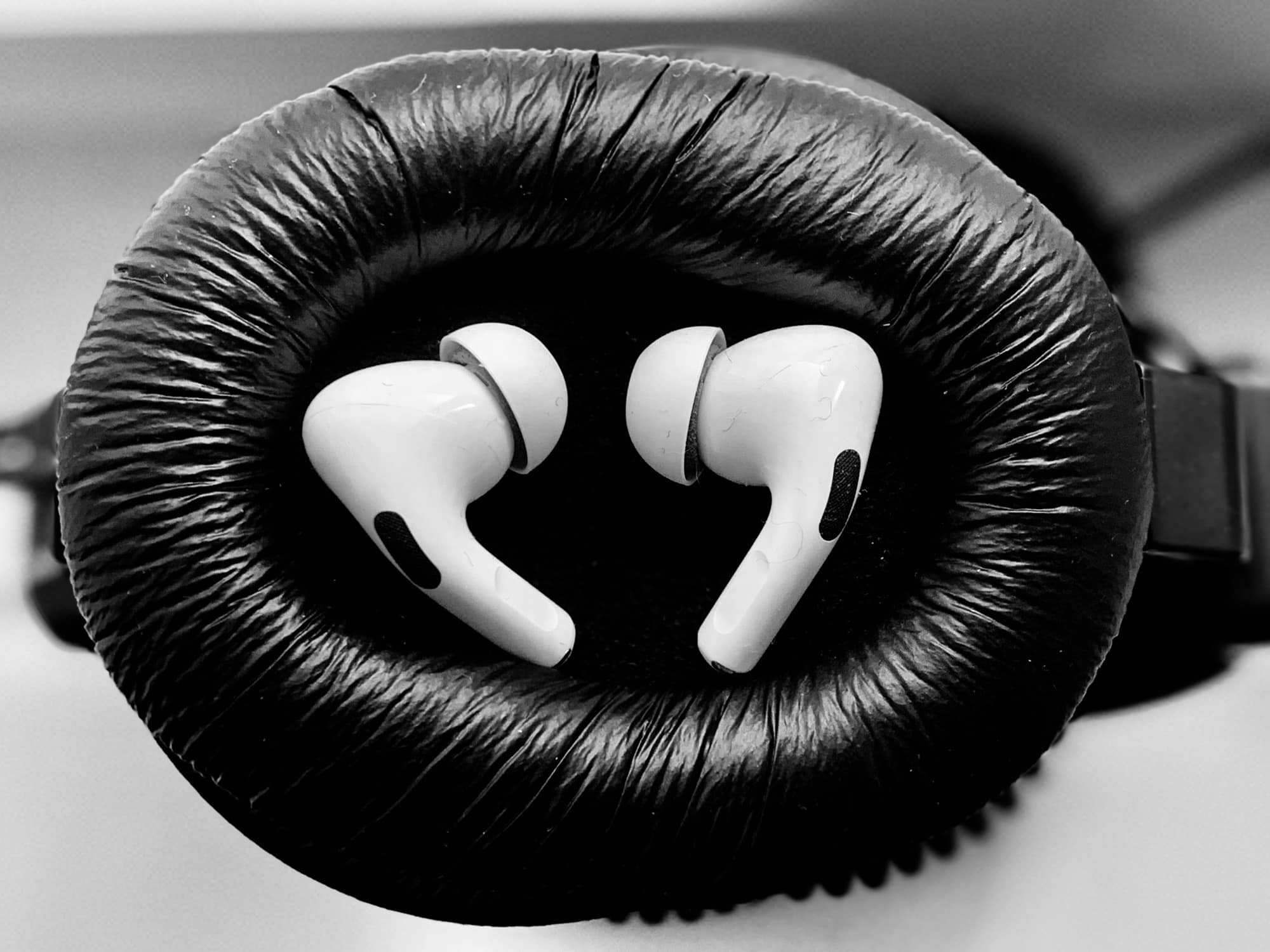 Почему дешевые AirPods не будут называться AirPods Lite. Как наушники могут быть одновременно и Lite, и Pro? Почему дешевые AirPods не будут называться AirPods Lite. Как наушники могут быть одновременно и Lite, и Pro? Фото.
