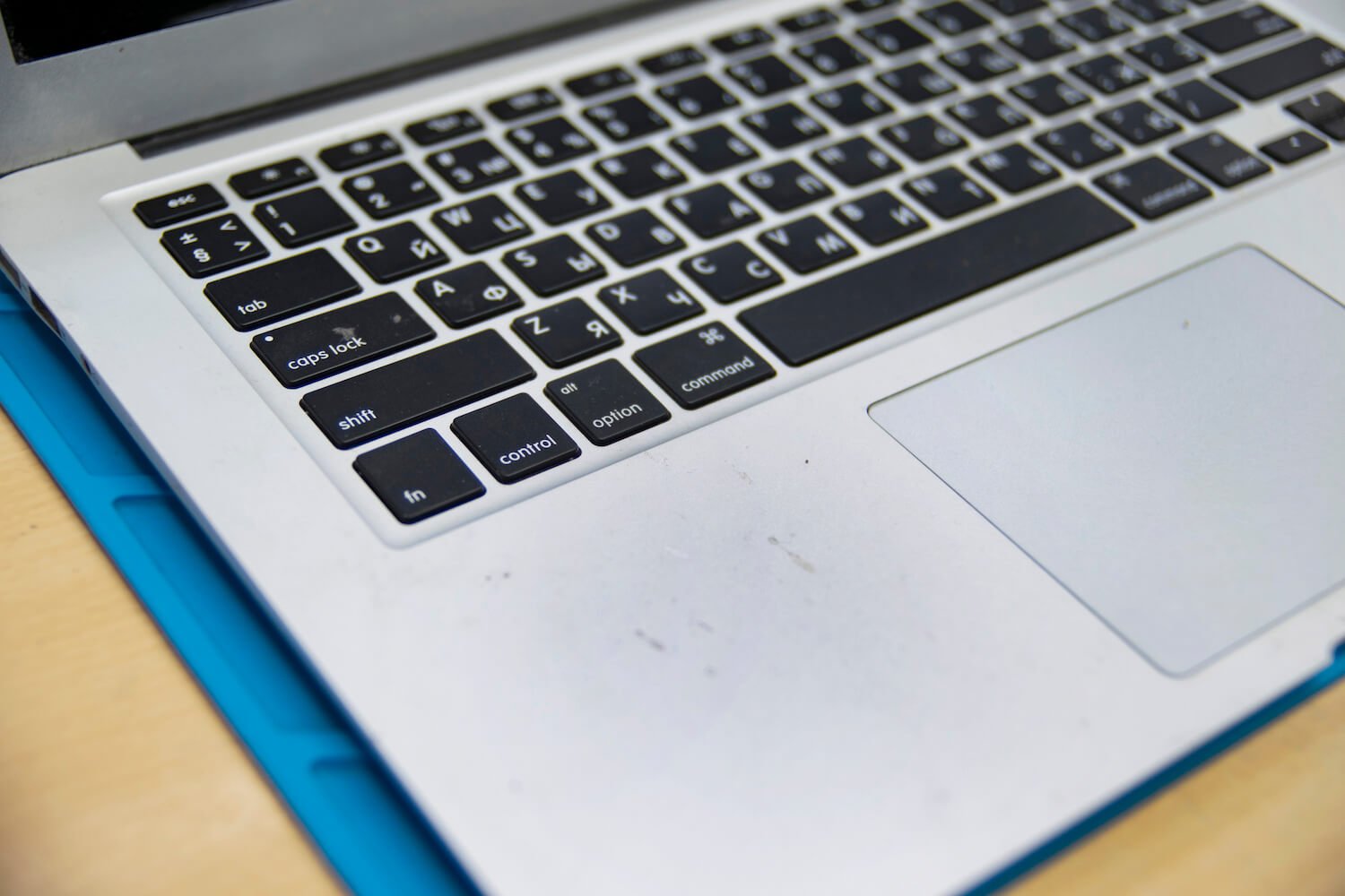 Что делать, если капнула вода на клавиатуру ноутбука: срочные действия и рекомендации