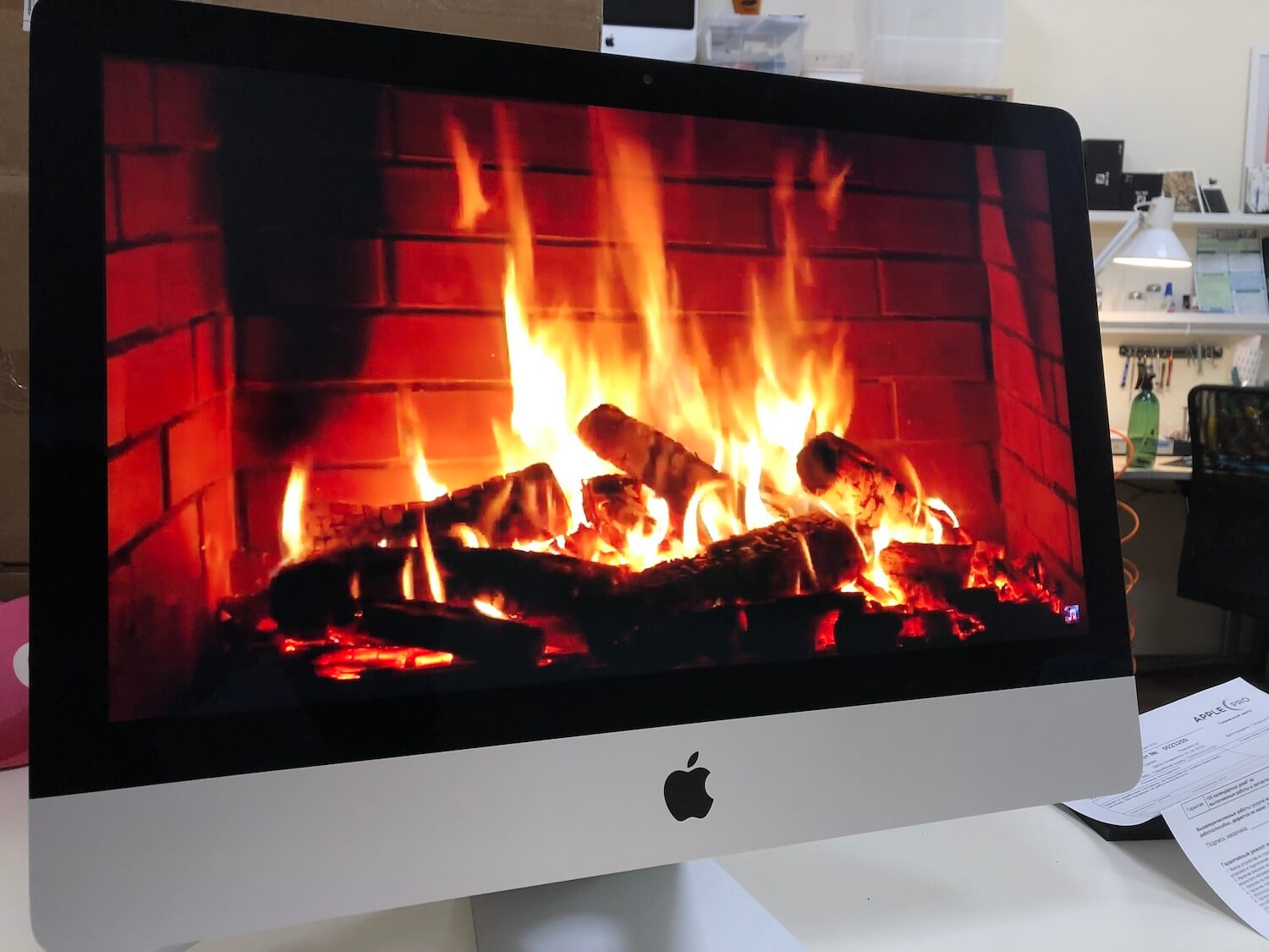 Как заменить оперативную память iMac. Теперь iMac стал еще быстрее (камин не настоящий, если что). Как заменить оперативную память iMac. Теперь iMac стал еще быстрее (камин не настоящий, если что). Фото.