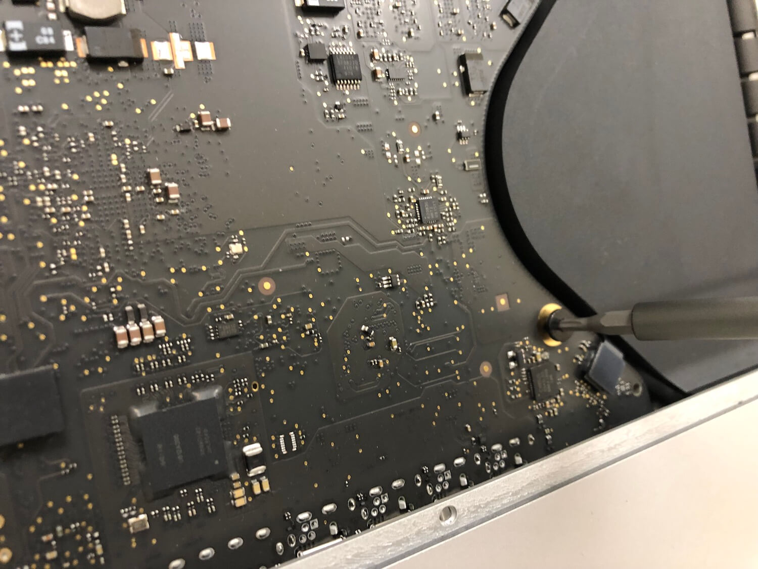 Как заменить оперативную память iMac. Чтобы снять материнскую плату, нужно открутить винты, которые ее удерживают. Как заменить оперативную память iMac. Чтобы снять материнскую плату, нужно открутить винты, которые ее удерживают. Фото.