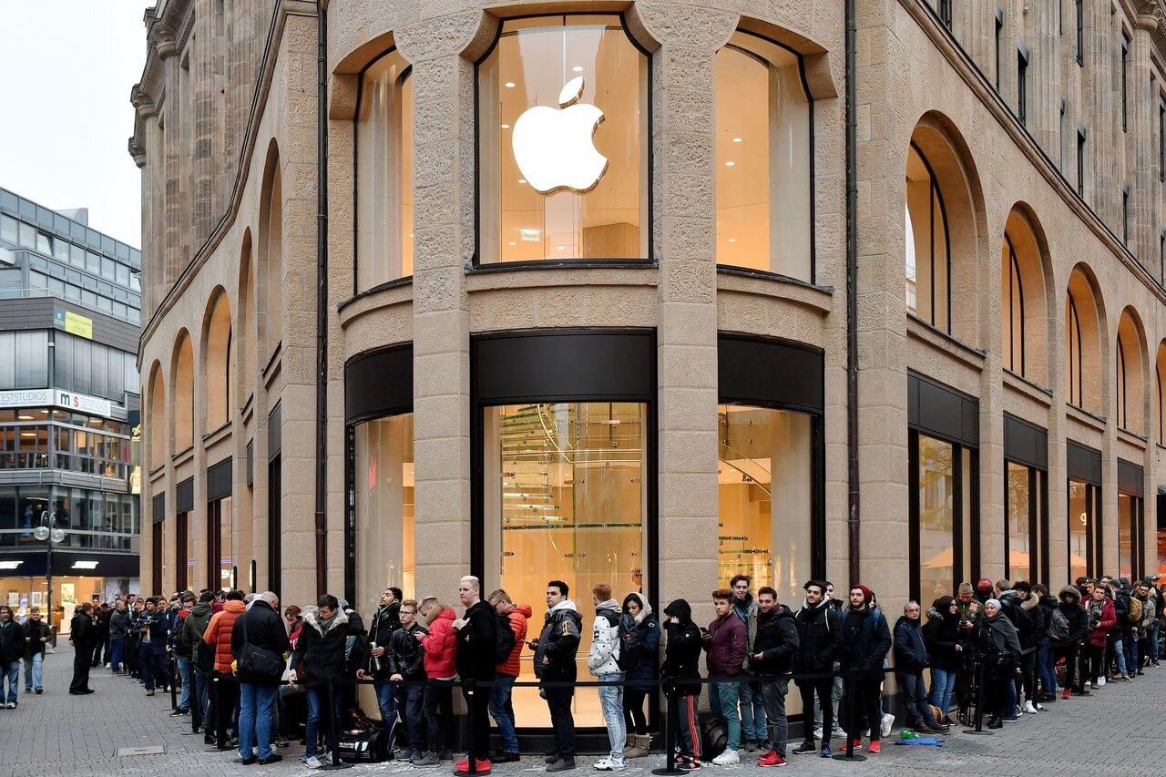 Новый iPhone SE никто не купит? Уже покупают! До коронавируса все это выглядело бы именно так. Новый iPhone SE никто не купит? Уже покупают! До коронавируса все это выглядело бы именно так. Фото.