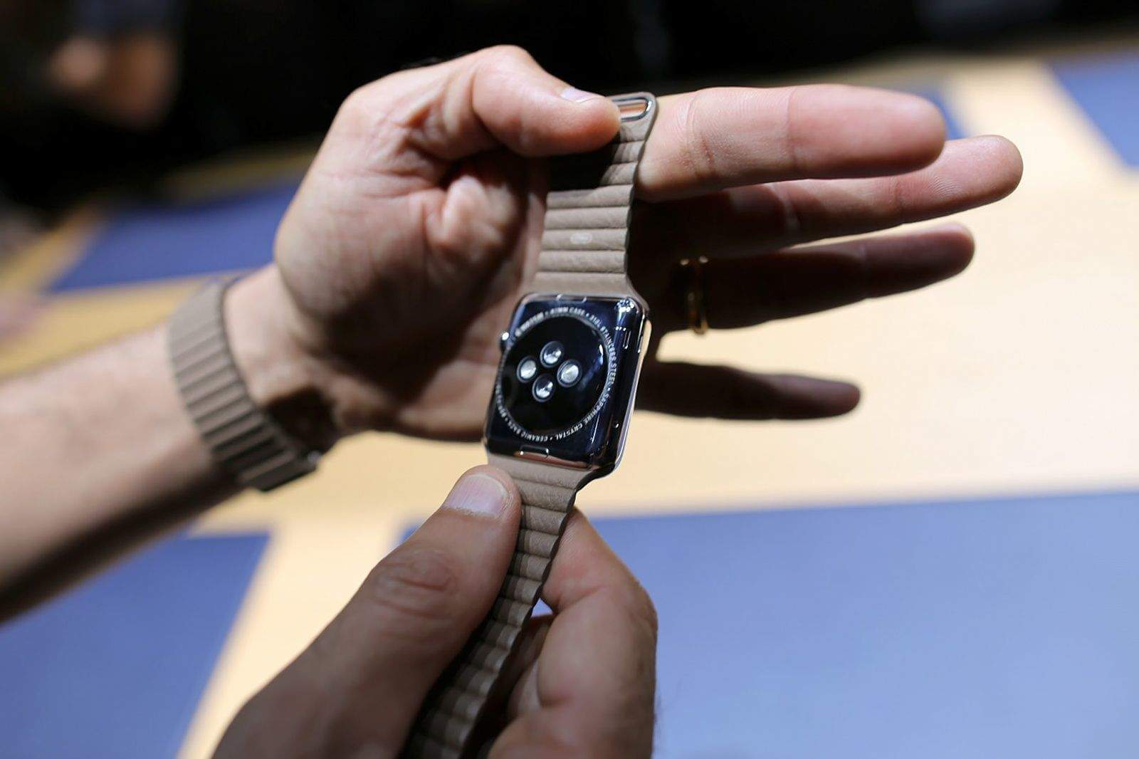 История болезней в Apple Watch. За определение паники будет отвечать встроенный пульсометр и специальное ПО. История болезней в Apple Watch. За определение паники будет отвечать встроенный пульсометр и специальное ПО. Фото.