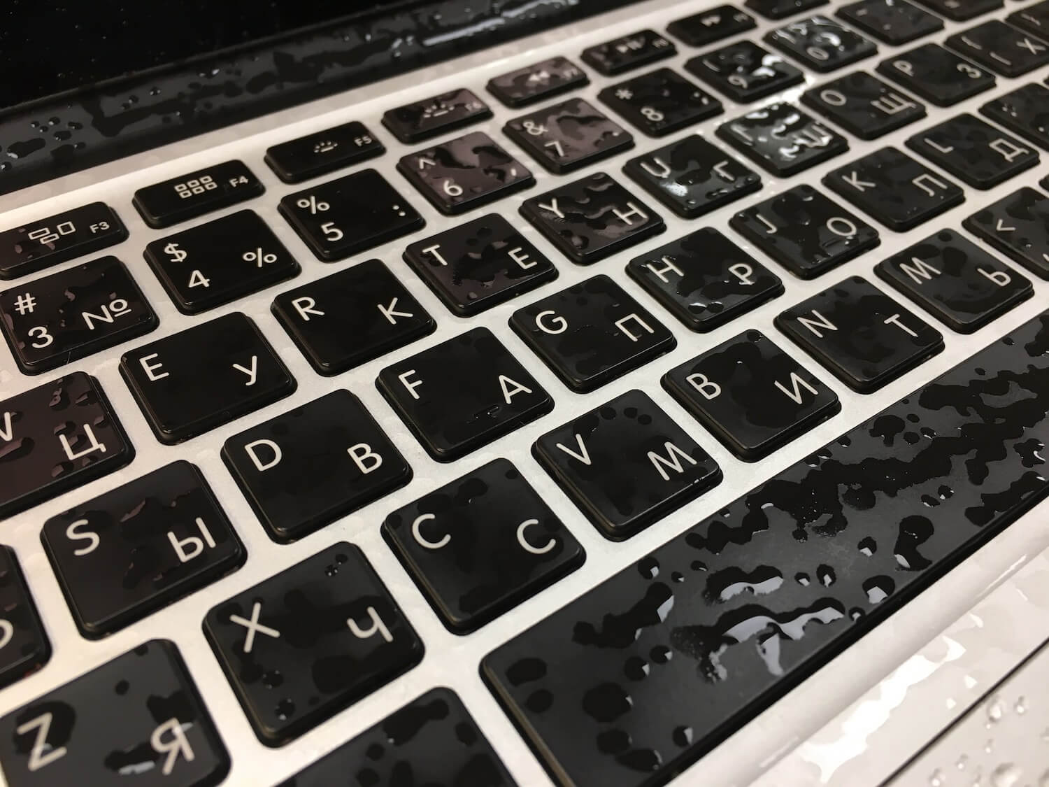 Что делать, если пролили жидкость на клавиатуру ноутбука