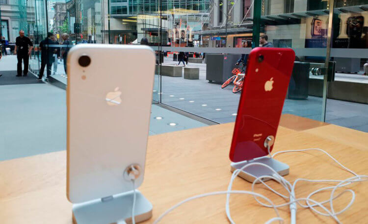 Дешевле, чем у Apple: где в России купить iPhone и AirPods Pro со скидкой. Фото.