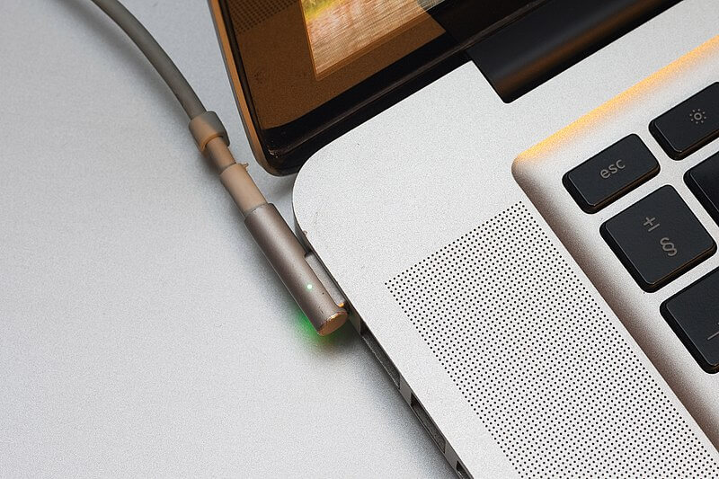 Почему убрали MagSafe? Так выглядел MagSafe 1 в MacBook Air. Почему убрали MagSafe? Так выглядел MagSafe 1 в MacBook Air. Фото.