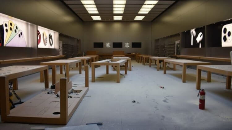 Apple пришлось закрыть большую часть магазинов в США — их разграбили вандалы. Фото.
