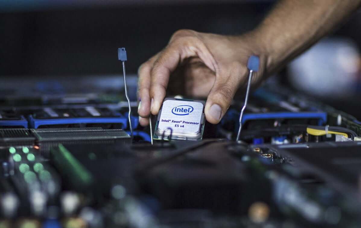 Первый MacBook с процессором ARM. Apple давно хочет отказаться от процессоров Intel в пользу ARM. Кажется, время пришло. Первый MacBook с процессором ARM. Apple давно хочет отказаться от процессоров Intel в пользу ARM. Кажется, время пришло. Фото.