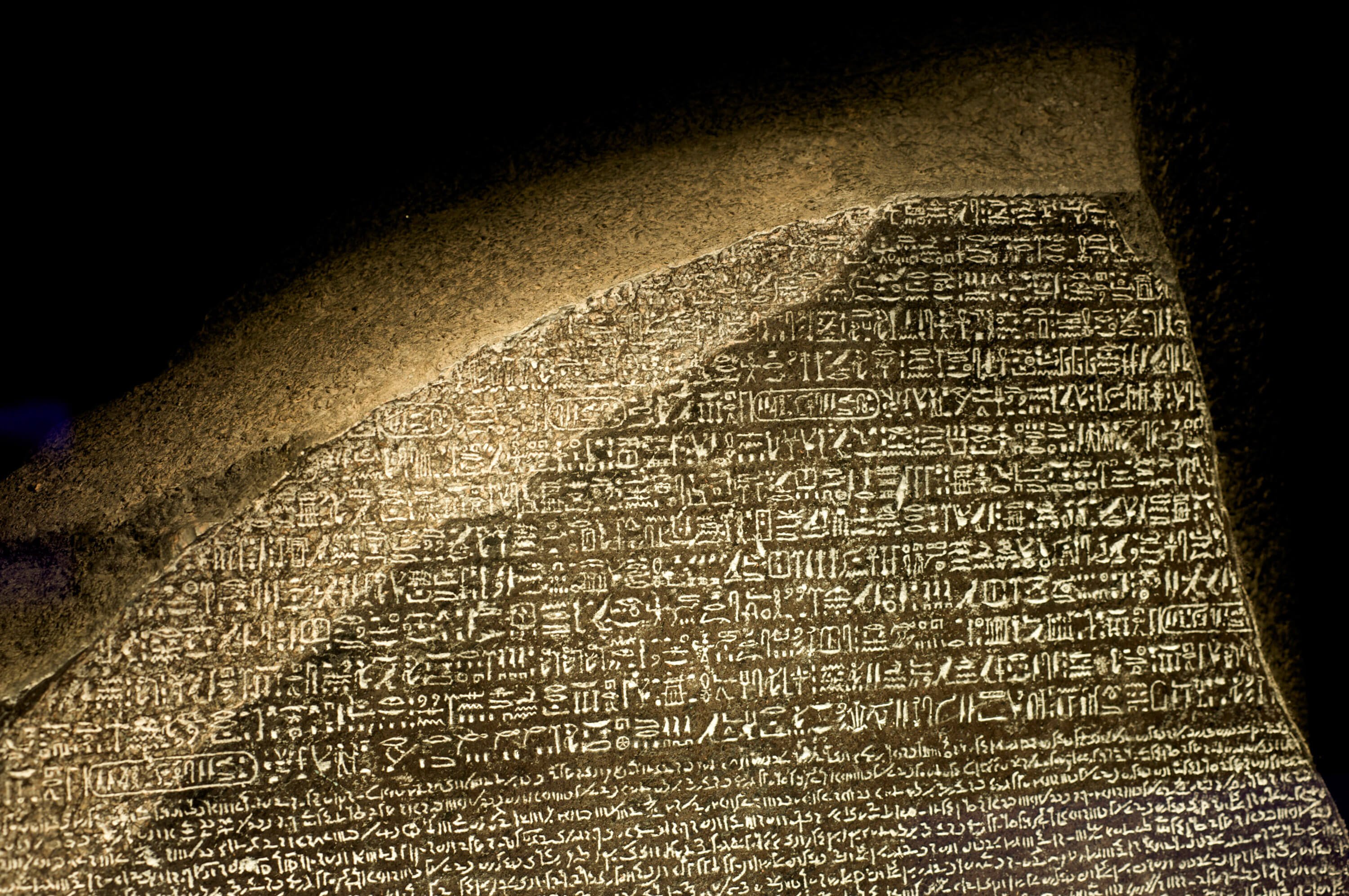 Греческое слово камень. Розеттский камень древнего Египта. Египетские иероглифы Розеттский камень. Розеттский камень британский музей. Резедский камень.
