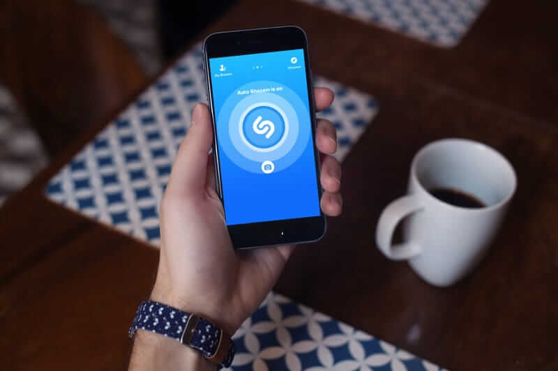 Shazam на iPhone. Раньше Shazam стоял у многих на айфонах. Теперь его заменила Siri. Shazam на iPhone. Раньше Shazam стоял у многих на айфонах. Теперь его заменила Siri. Фото.