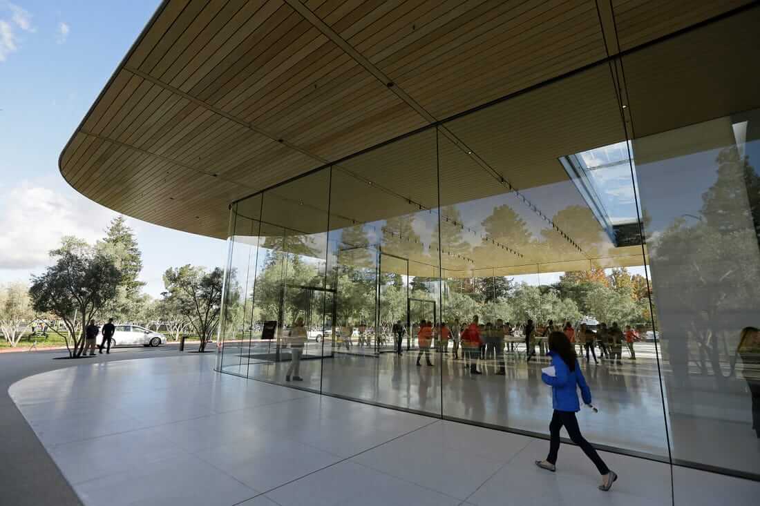 Apple выводит сотрудников в офисы. Центр для посетителей может не открыться до конца лета. Apple выводит сотрудников в офисы. Центр для посетителей может не открыться до конца лета. Фото.