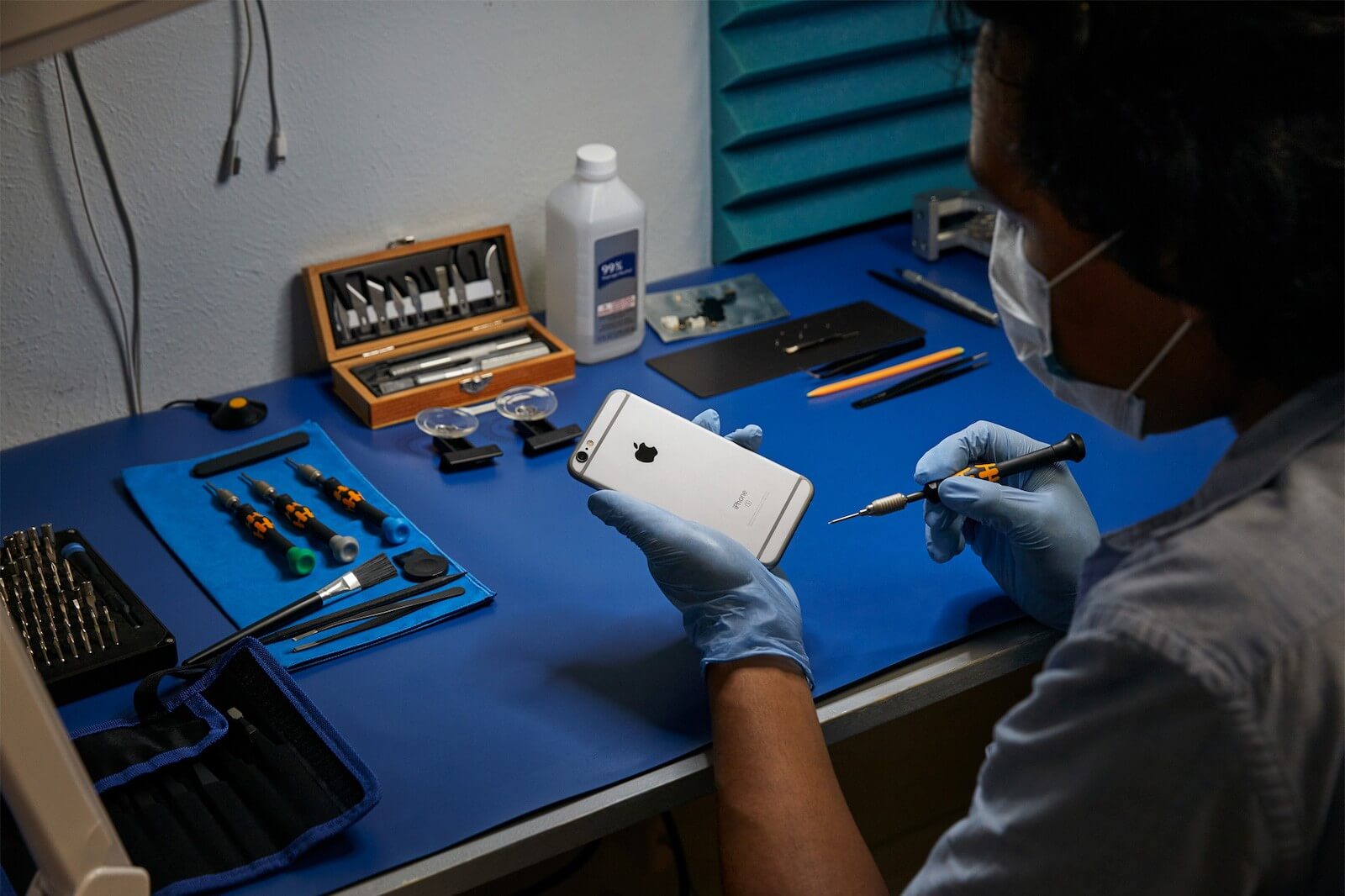 Apple продолжает закрывать свои магазины. iPhone 12 под угрозой? К таким мастерским очень высокие требования. Apple продолжает закрывать свои магазины. iPhone 12 под угрозой? К таким мастерским очень высокие требования. Фото.