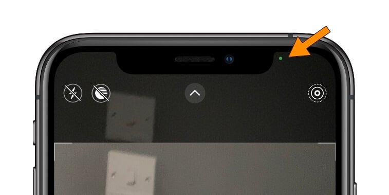 Что означает зеленая точка на iPhone? Такой же индикатор есть на Mac, только он физический. Фото.