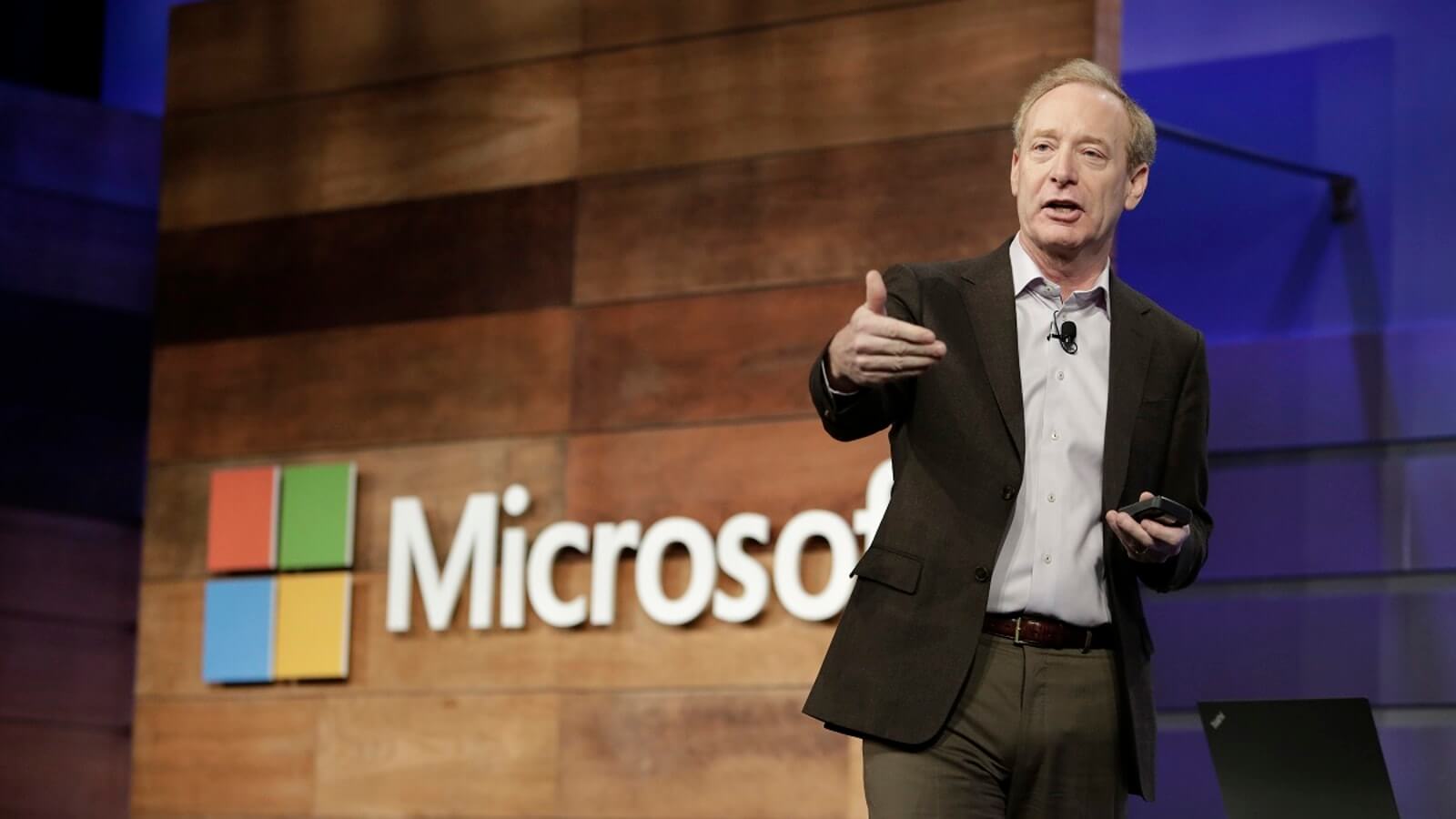 За что Microsoft осудила Apple. Это Брэд Смит, президент Microsoft. Он не постеснялся высказаться против Apple. За что Microsoft осудила Apple. Это Брэд Смит, президент Microsoft. Он не постеснялся высказаться против Apple. Фото.