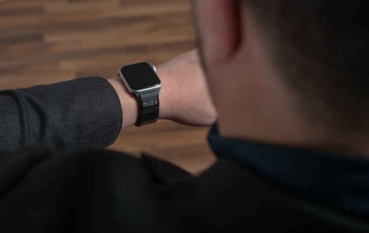 Этот браслет для Apple Watch позволяет управлять ими бесконтактно. Фото.