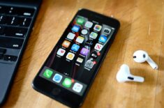 Почти треть покупателей iPhone SE 2020 до этого пользовались Android. Фото.
