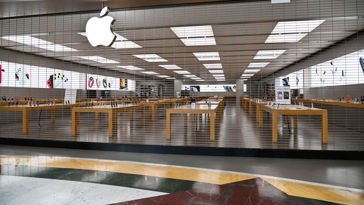 Apple продолжает закрывать свои магазины. iPhone 12 под угрозой? Apple нет смысла выпускать iPhone 12, пока магазины закрыты. Apple продолжает закрывать свои магазины. iPhone 12 под угрозой? Apple нет смысла выпускать iPhone 12, пока магазины закрыты. Фото.