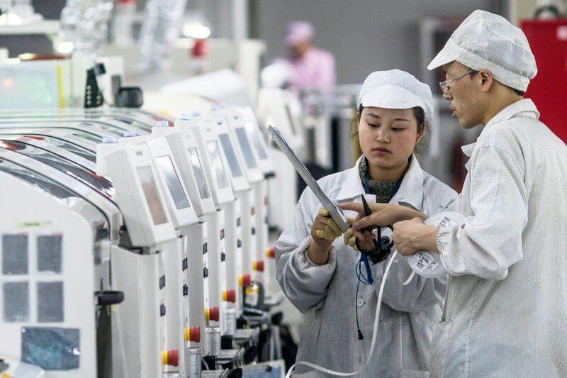 Foxconn и Apple. На одной из сборочных линий iPhone на заводе Foxconn. Foxconn и Apple. На одной из сборочных линий iPhone на заводе Foxconn. Фото.