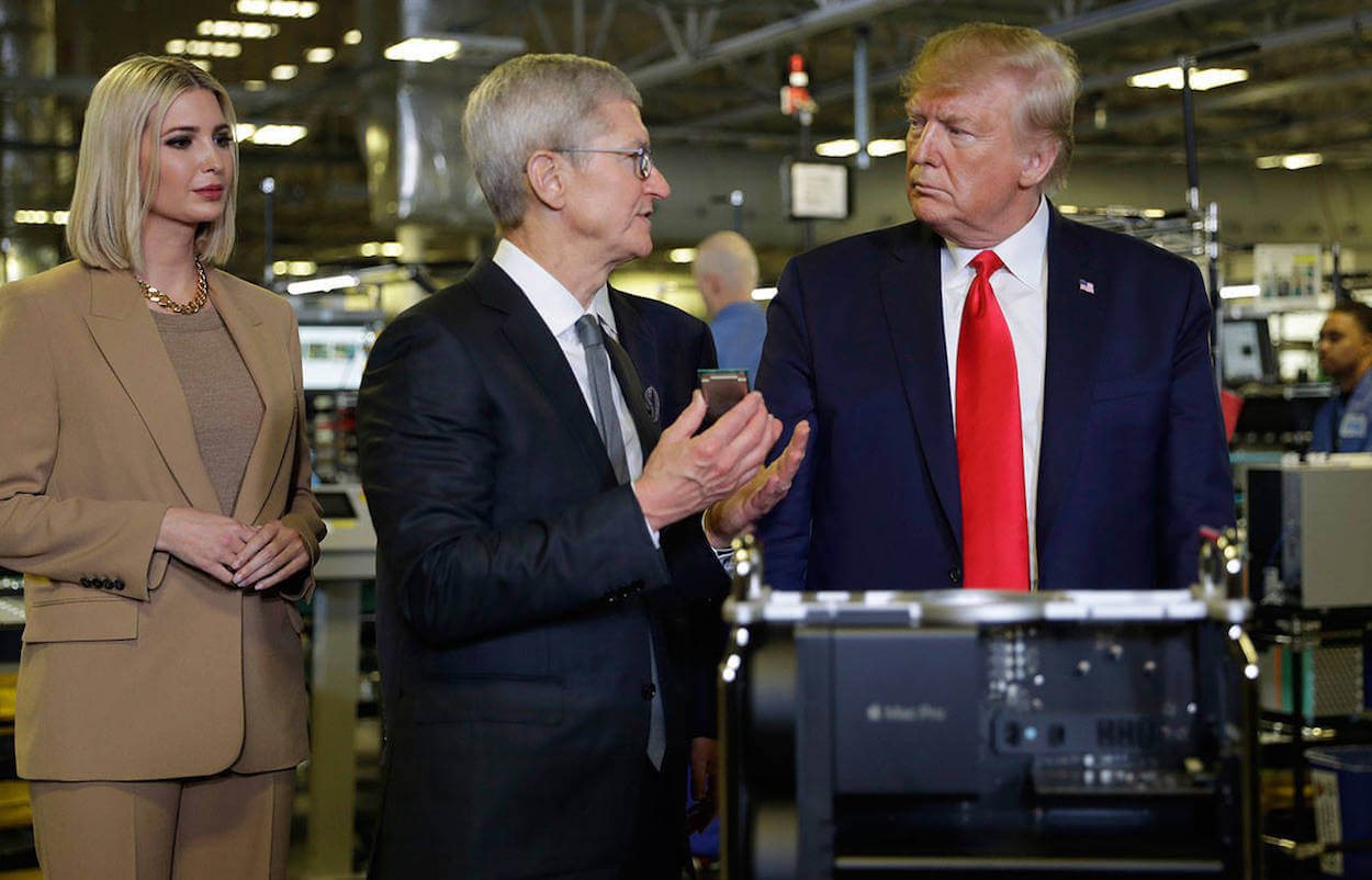 Чем уникален WeChat. Дональд Трамп и Тим Кук дружат, что уже неоднократно становилось поводом для неоднозначных намёков. Чем уникален WeChat. Дональд Трамп и Тим Кук дружат, что уже неоднократно становилось поводом для неоднозначных намёков. Фото.