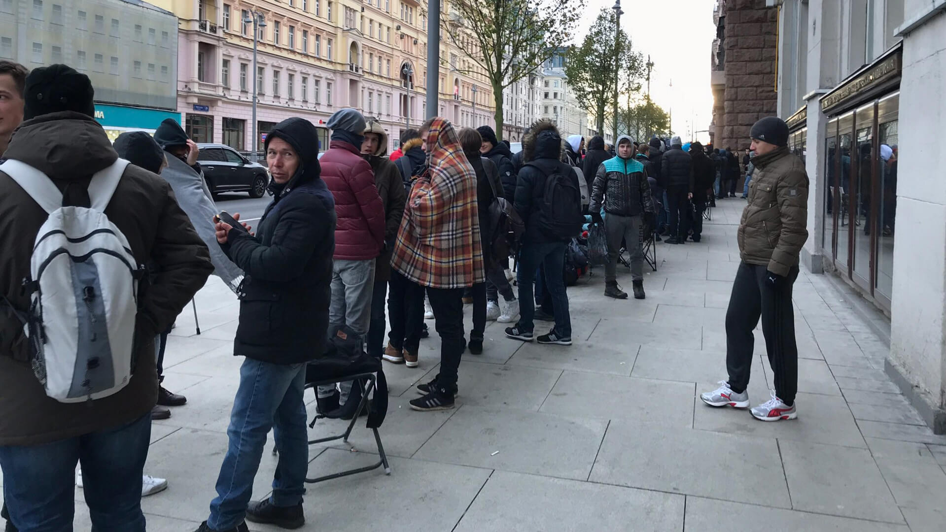 Очереди в 12 часов. Очередь на улице. Люди в очереди на улице. Люди стоят в очереди за новым айфоном. Очередь за айфоном x в Москве.