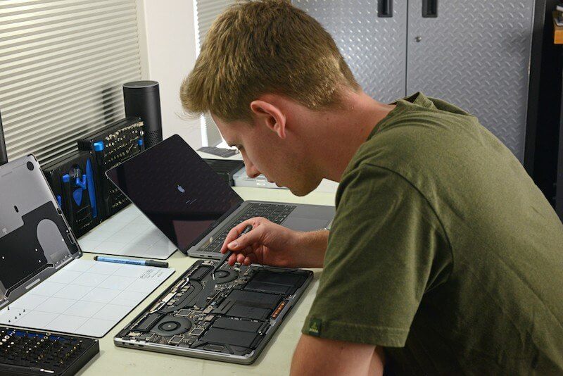 Зачем Apple позволила неофициальным СЦ ремонтировать Mac. Требования на самом деле серьезные, ремонтировать у себя в гараже не получится. Зачем Apple позволила неофициальным СЦ ремонтировать Mac. Требования на самом деле серьезные, ремонтировать у себя в гараже не получится. Фото.