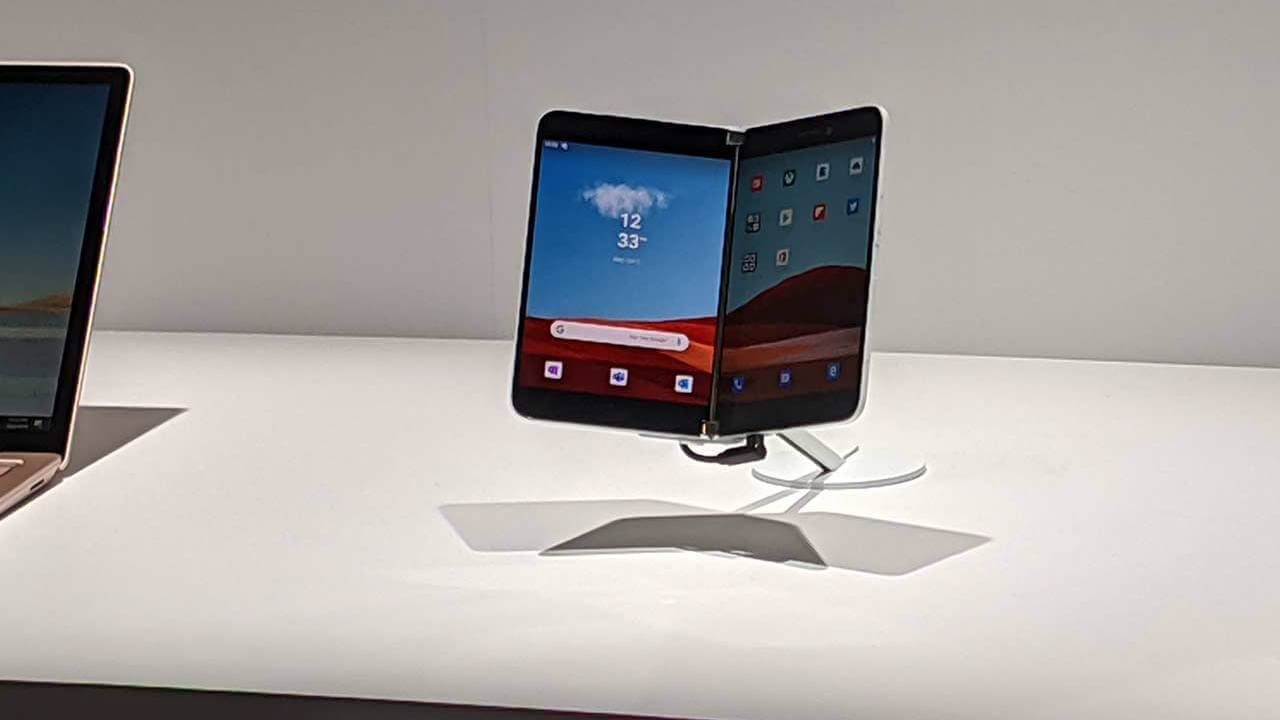 Первый смартфон Microsoft на Android. В разложенном состоянии два экрана Surface Duo образуют рабочее пространство диагональю 8,1 дюйма. Первый смартфон Microsoft на Android. В разложенном состоянии два экрана Surface Duo образуют рабочее пространство диагональю 8,1 дюйма. Фото.