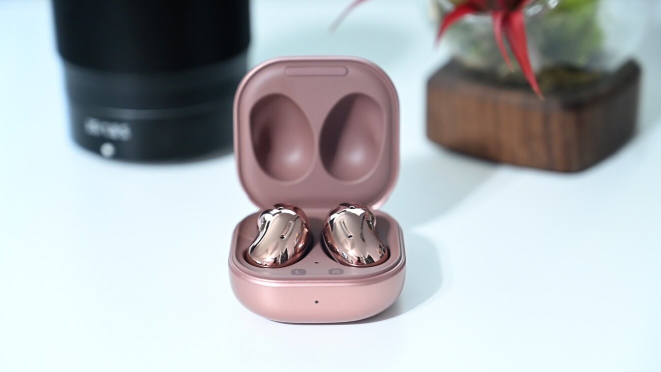 Сравнение AirPods и Galaxy Buds Live. Зарядный кейс наушников от Samsung очень напоминает коробочку от кольца. Сравнение AirPods и Galaxy Buds Live. Зарядный кейс наушников от Samsung очень напоминает коробочку от кольца. Фото.
