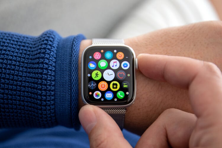 Характеристики Apple Watch SE. Часы будут похожи на Series 5, но с ограниченными функциями и дешевыми материалами. Фото.