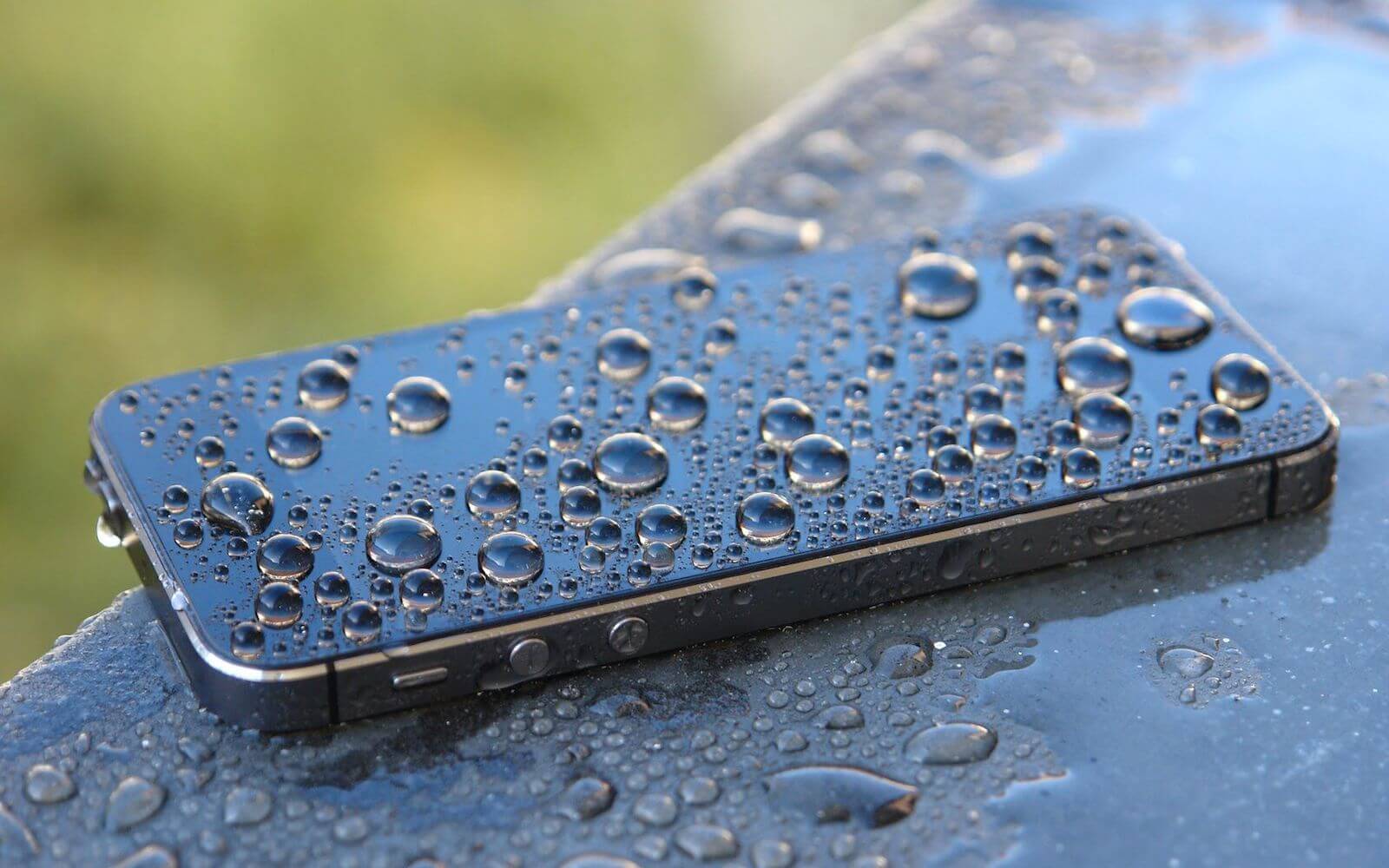 Утопил iPhone. Что делать. Если уронить iPhone SE в ведро с водой, ему точно не поздоровится. Утопил iPhone. Что делать. Если уронить iPhone SE в ведро с водой, ему точно не поздоровится. Фото.