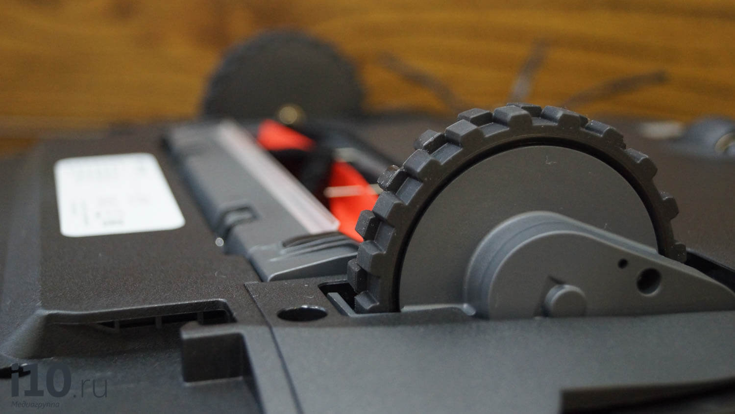 Дизайн Roborock S6 Pure. Колеса со свободным ходом позволяют преодолевать препятствия до 2 см. Дизайн Roborock S6 Pure. Колеса со свободным ходом позволяют преодолевать препятствия до 2 см. Фото.