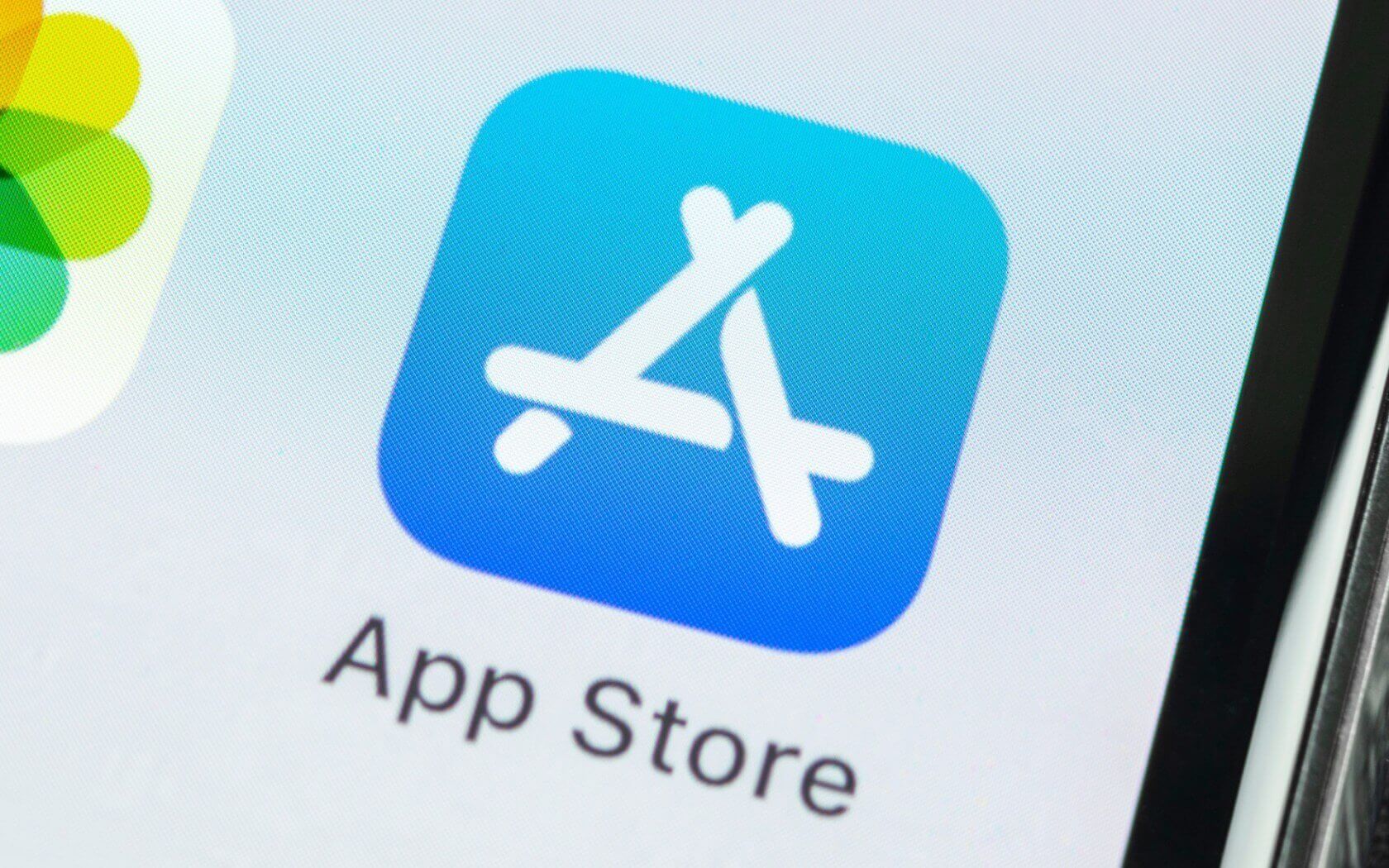 Разработчик назвал Apple рэкетиром и обвинил в вымогательстве. Разработчики сравнивают App Store с рынком в России 90-х годов прошлого века, где главенствуют рэкетиры. Разработчик назвал Apple рэкетиром и обвинил в вымогательстве. Разработчики сравнивают App Store с рынком в России 90-х годов прошлого века, где главенствуют рэкетиры. Фото.