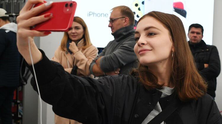 В России начались официальные продажи iPhone 12 и iPhone 12 Pro. Фото.