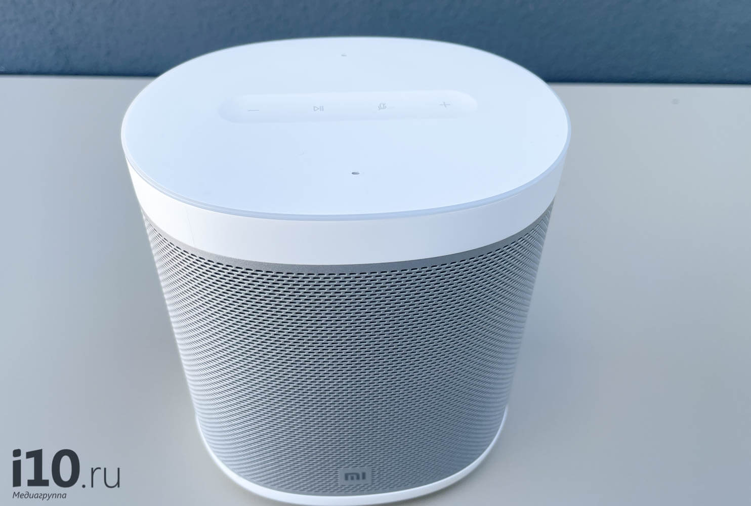 Обзор Xiaomi Mi Speaker. Сверху есть элементы управления воспроизведением. Обзор Xiaomi Mi Speaker. Сверху есть элементы управления воспроизведением. Фото.