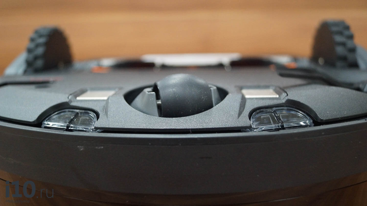 Особенности Roborock E4 и Xiaomi Mijia 1C. Пылесос довольно маневренный за счёт улучшенных колес. Особенности Roborock E4 и Xiaomi Mijia 1C. Пылесос довольно маневренный за счёт улучшенных колес. Фото.
