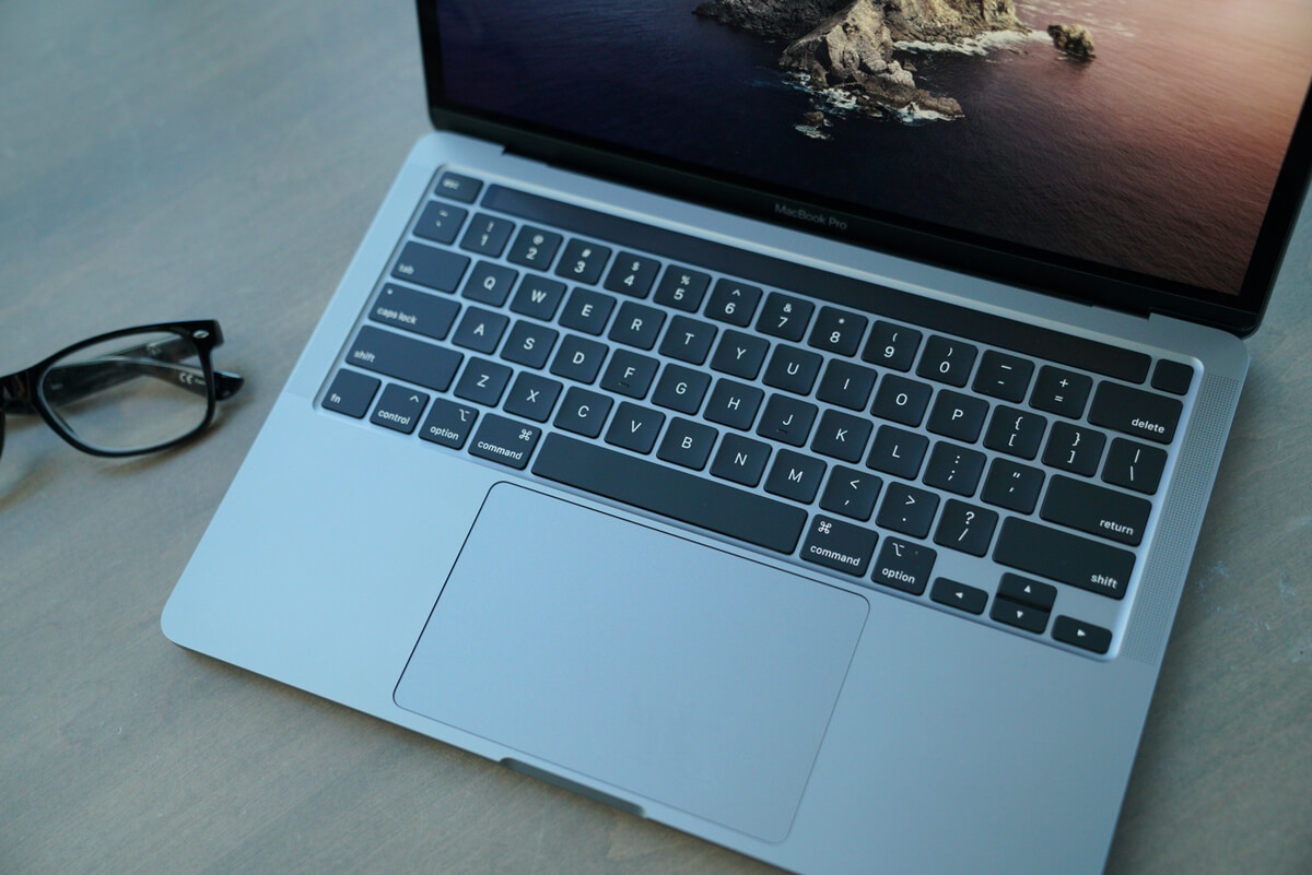 Что выбрать — MacBook Air, MacBook Pro или Mac mini? Так выглядит 13-дюймовый MacBook Pro на M1. Что выбрать — MacBook Air, MacBook Pro или Mac mini? Так выглядит 13-дюймовый MacBook Pro на M1. Фото.