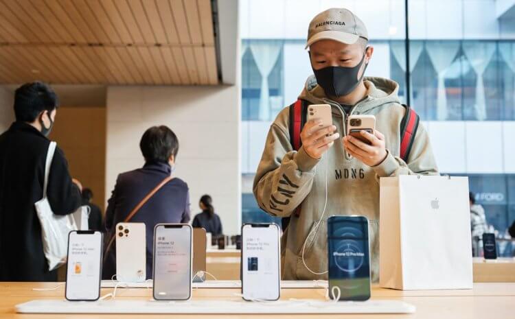 Где дешевле всего купить официальный iPhone 12 в России. Фото.
