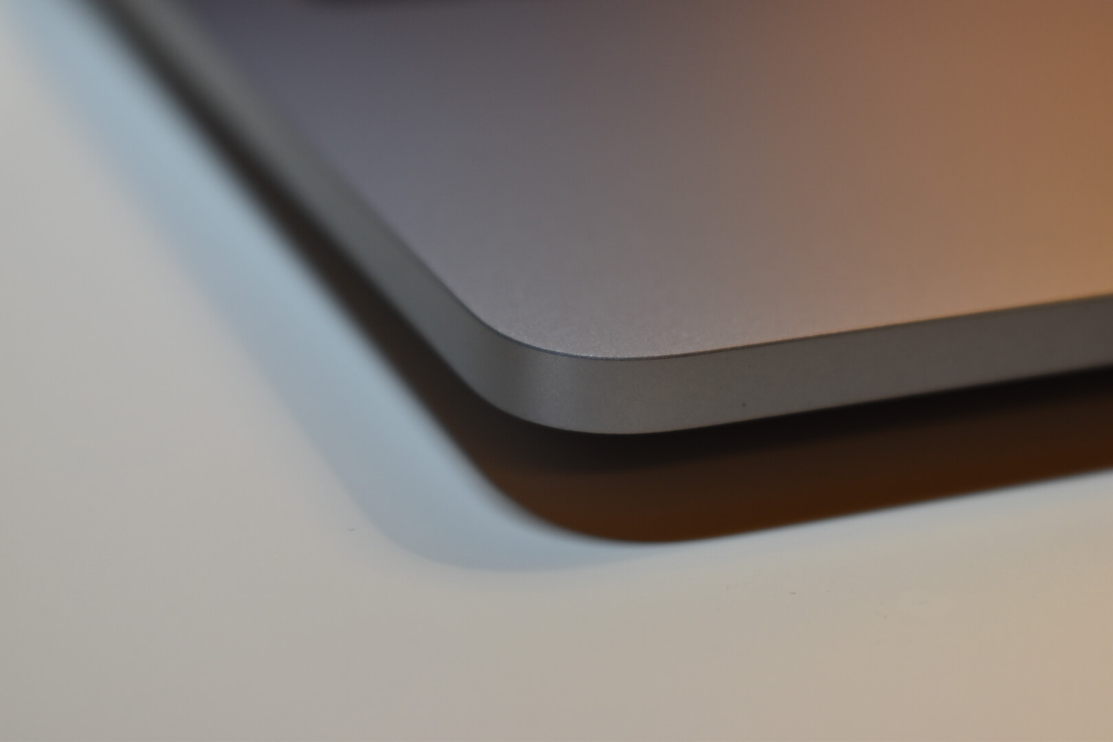 Сумка для MacBook (и не только). Если присмотреться, можно увидеть, что грани уже потерты. Ноутбуку полгода. Сумка для MacBook (и не только). Если присмотреться, можно увидеть, что грани уже потерты. Ноутбуку полгода. Фото.