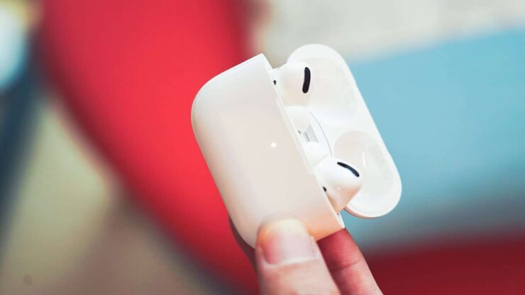 Внешне футляры AirPods не отличаются друг от друга, да и чехлы для них почти не распространены. Фото.